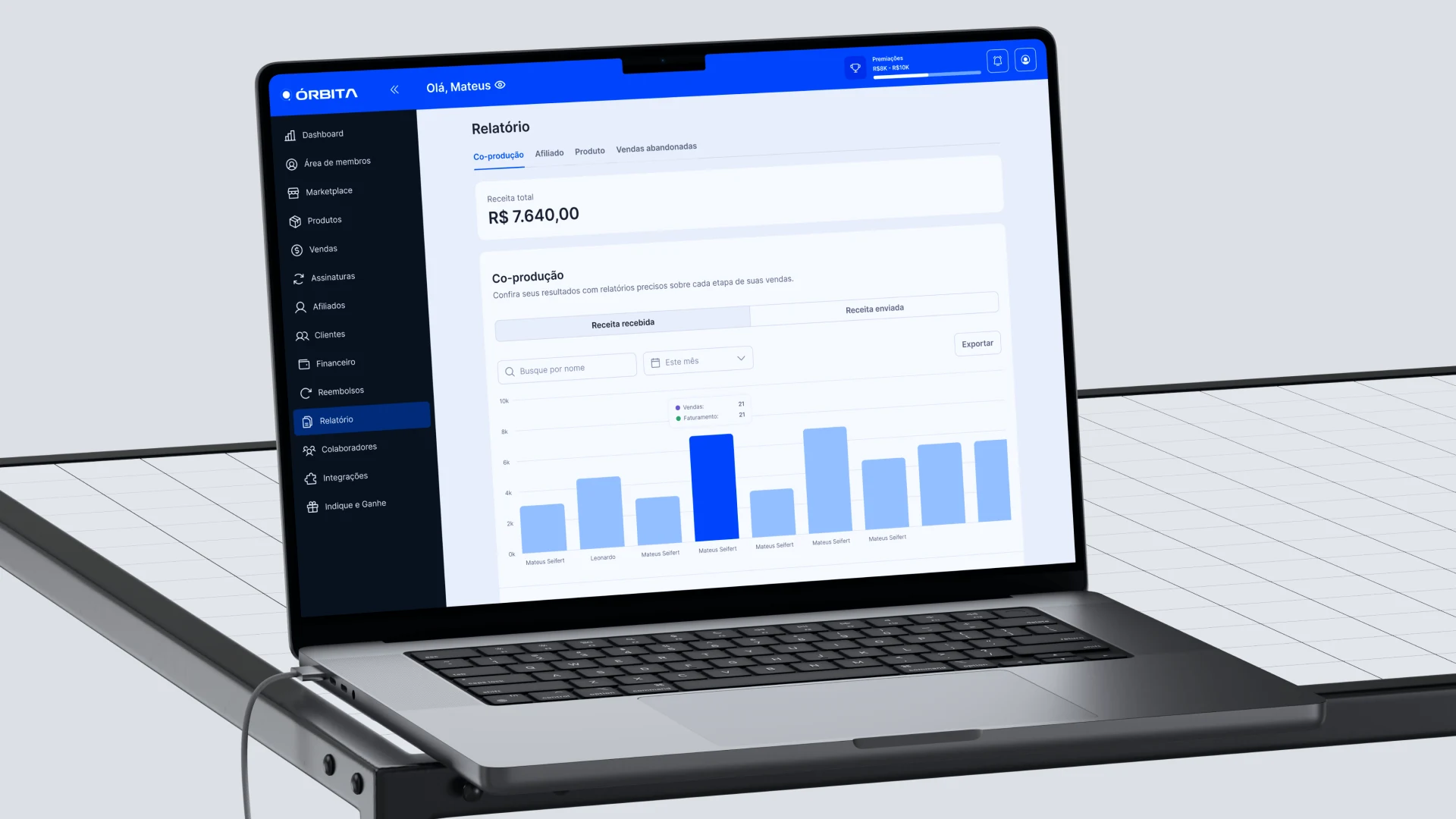 Relatório financeiro da Órbita com gráfico de resultados exibido em um notebook.