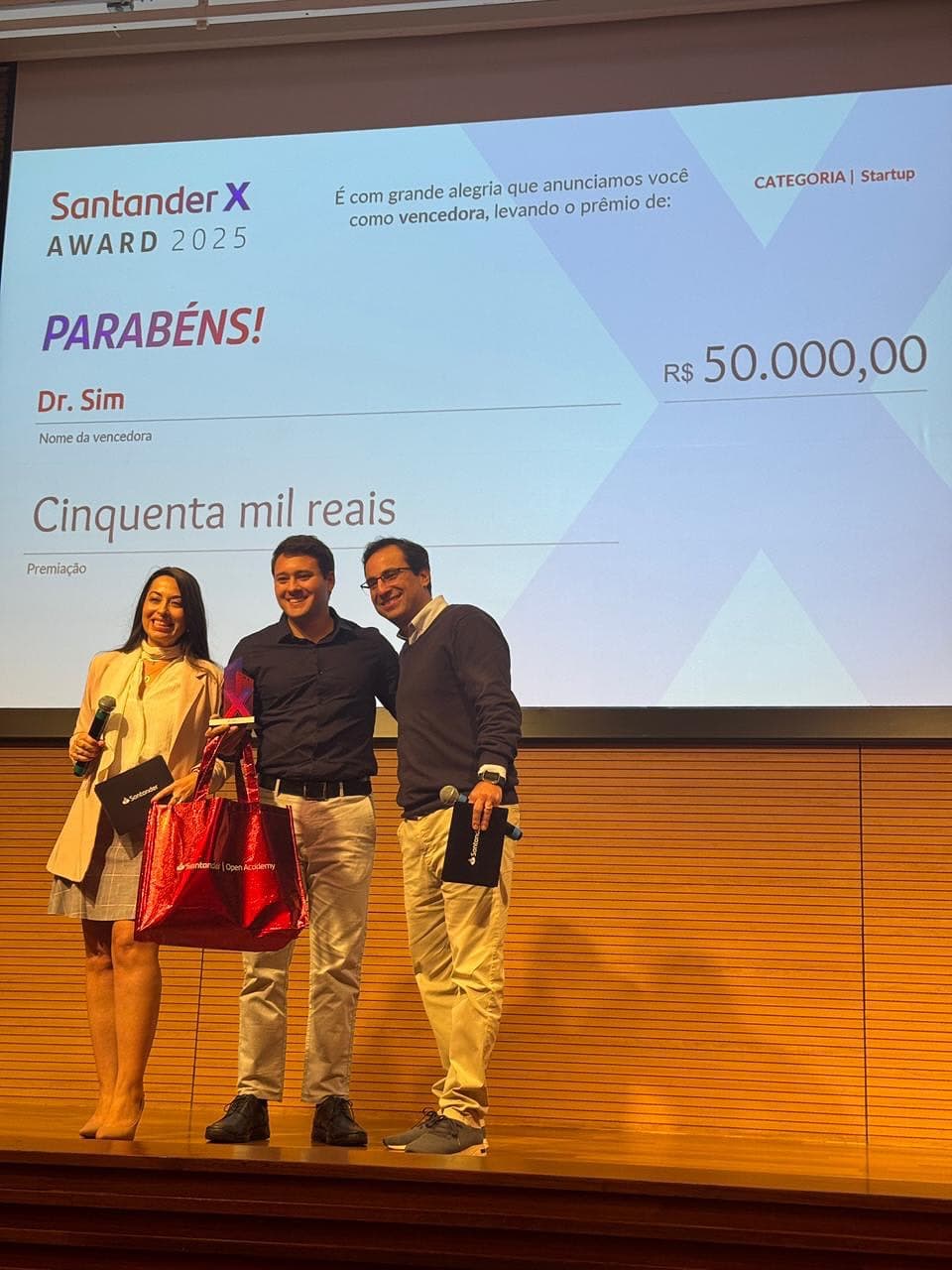Equipe da Dr.Sim recebendo uma premiação do Santander X Awards